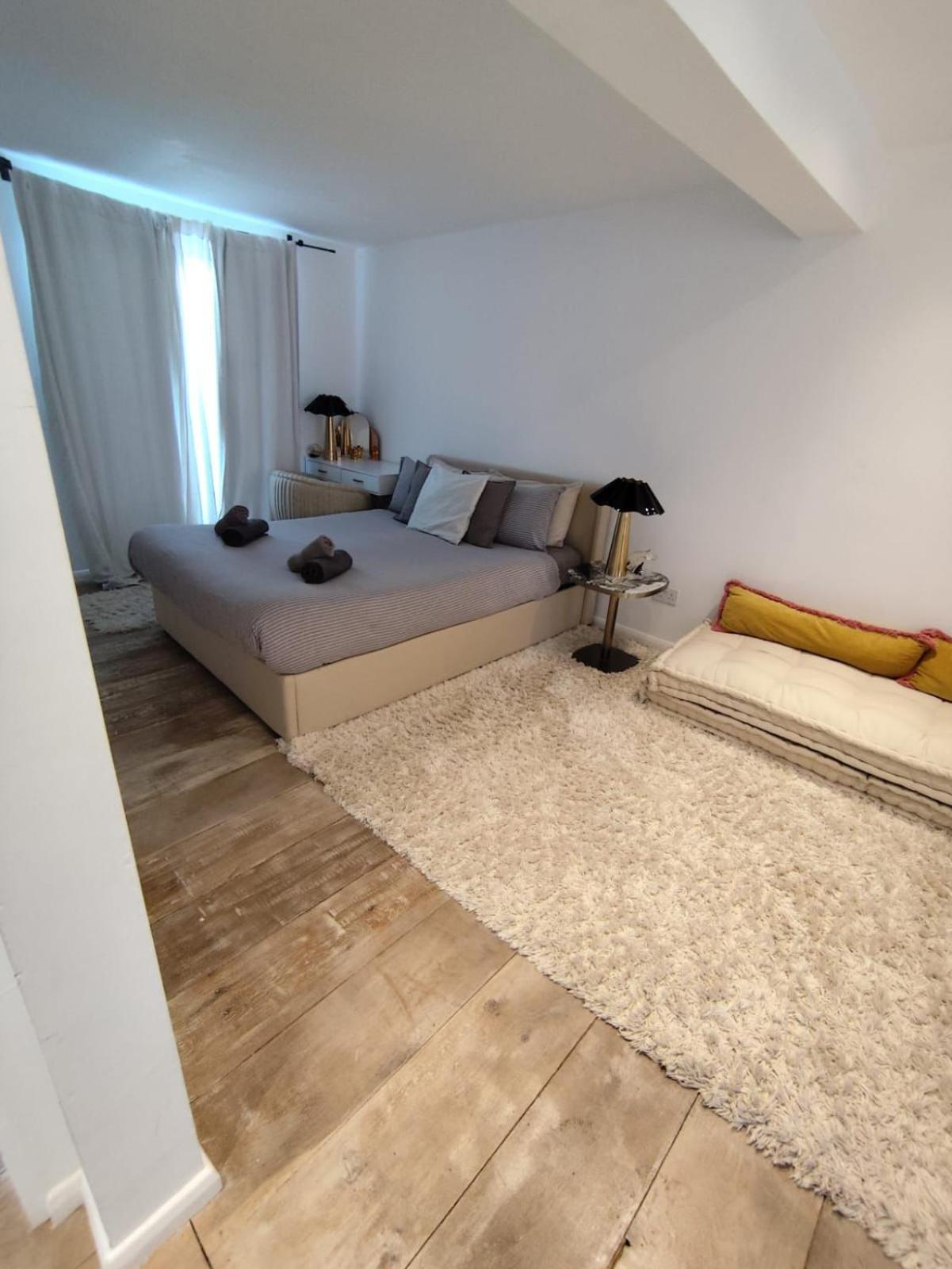 Loft By Let It B Travel * London